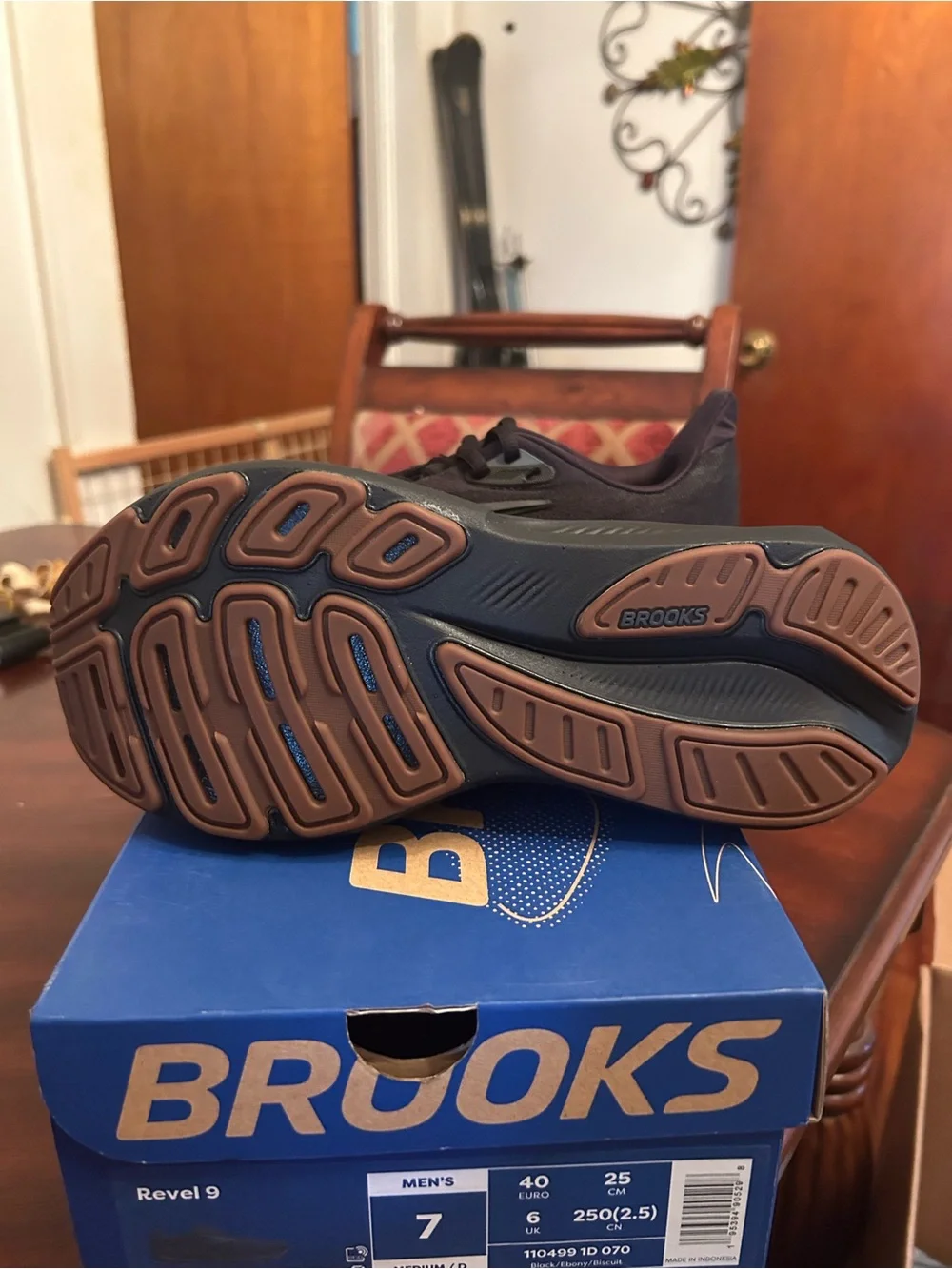 Brooks Men's Athletic Shoes in Black with Brown Outsole